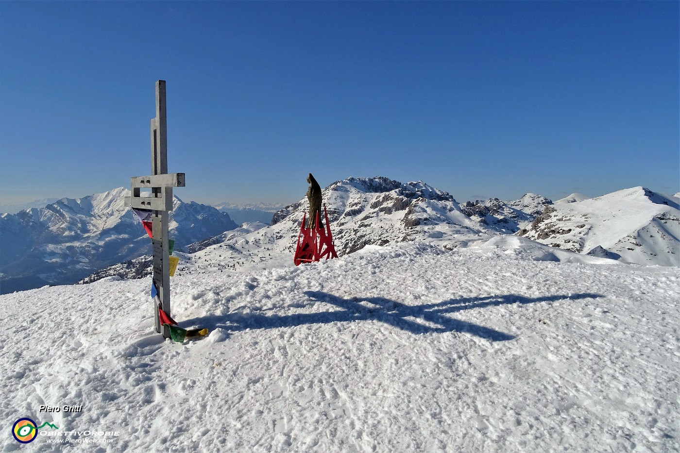 64 Croce e Madonnina del Sodadura con Grignone, Zuccone Campelli, Cima di Piazzo .JPG
